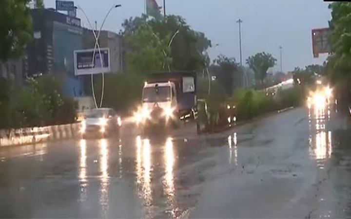 প্রবল বৃষ্টিপাতে, দিল্লিতে নিহত ৪