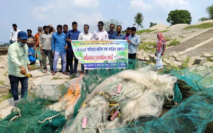 কুষ্টিয়ায় পদ্মা নদী থেকে ১৫ হাজার মিটার নিষিদ্ধ চায়না জাল জব্দ