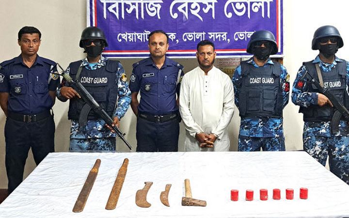 ভোলায় বোমা ও দেশীয় অস্ত্রসহ আওয়ামী লীগ নেতা আটক