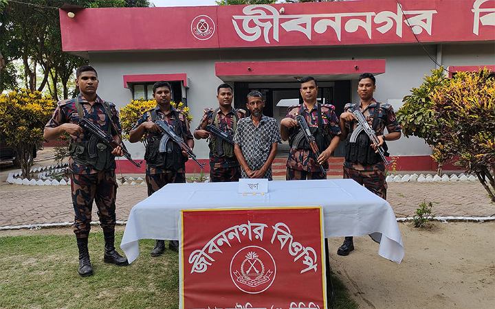 জীবননগরে ৩ টি স্বর্ণের বারসহ আটক ১