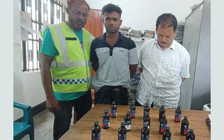 ঝিনাইদহে ১৫ বোতল ফেনসিডিলসহ আটক ২