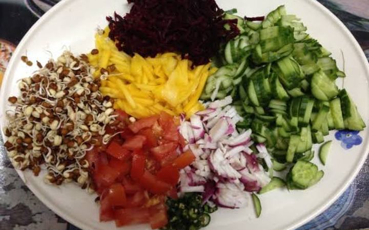 এই গরমে সুস্থ থাকতে খেতে পারেন যেসব সালাদ