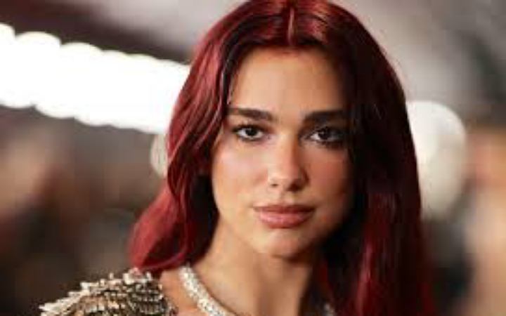 নিজ মুখে বাগ্‌দানের খবর জানালেন ব্রিটিশ গায়িকা ডুয়া লিপা