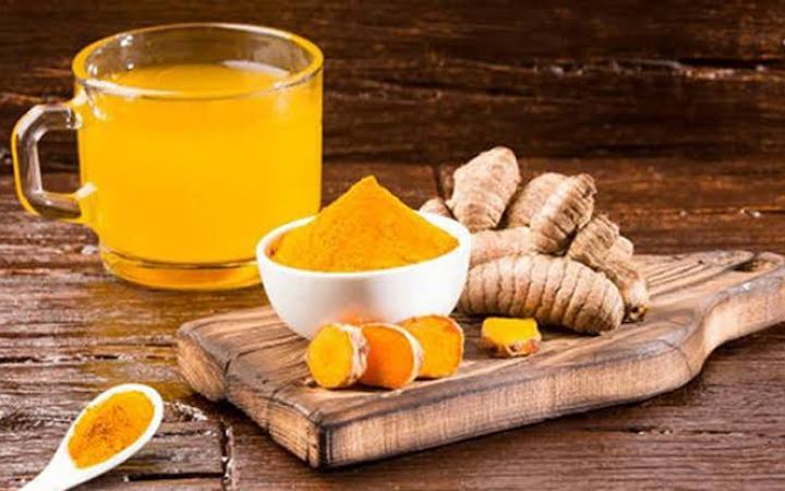 জেনে নিন নিয়মিত হলুদ মেশানো পানি খেলে কী হয়