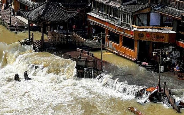 চীনে ভয়াবহ বন্যায় ৬ জনের মৃত্যু আশ্রয়হীন বহু পরিবার