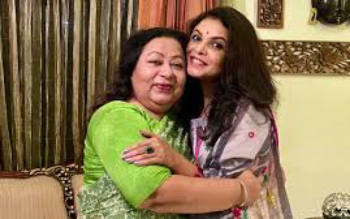 লাইফ সাপোর্টে থাকা মায়ের জন্য দোয়া চেয়েছেন শাওন