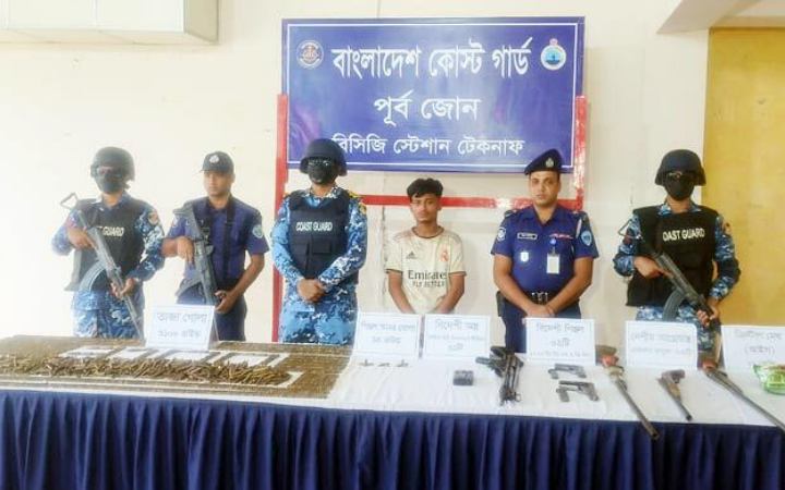 টেকনাফে যৌথবাহিনীর অভিযানে অস্ত্র ও মাদকসহ অপহৃত একজন উদ্ধার