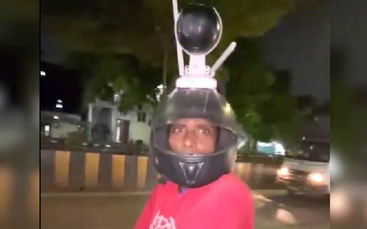 ভারতে হেলমেটে সিসি ক্যামেরা লাগিয়ে ঘুরছেন যুবক