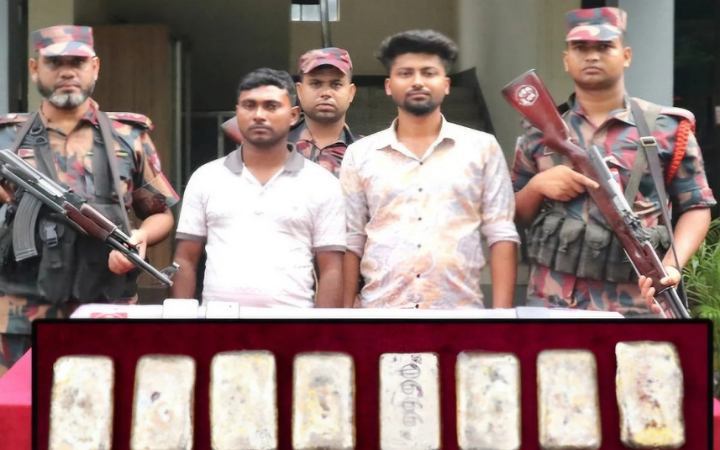বেনাপোলে ৮ টি স্বর্ণের বারসহ আটক ২