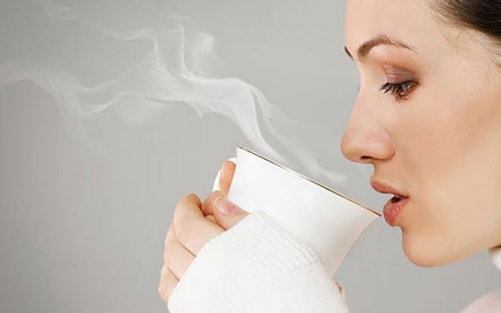 যে সকল কারণে পান করবেন কুসুম গরম পানি