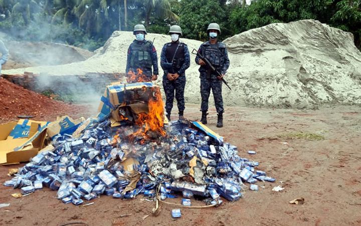 বরগুনায় বিপুল পরিমাণ অবৈধ সিগারেট পুড়িয়ে ধ্বংস করেছে নৌবাহিনী