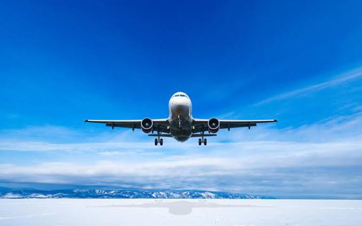 মুখোমুখি সংঘর্ষ এড়াতে মাঝ আকাশে ‘ডুব’ দিলো বিমান