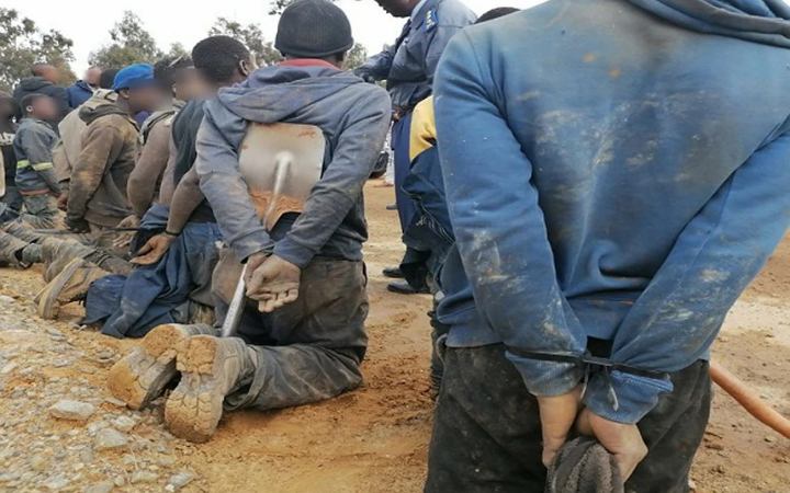 দক্ষিণ আফ্রিকায় এক হাজার অবৈধ অভিবাসী খনি শ্রমিক গ্রেফতার