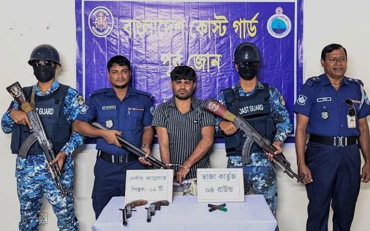 কক্সবাজারে যৌথবাহিনীর অভিযানে অস্ত্রসহ আটক ১