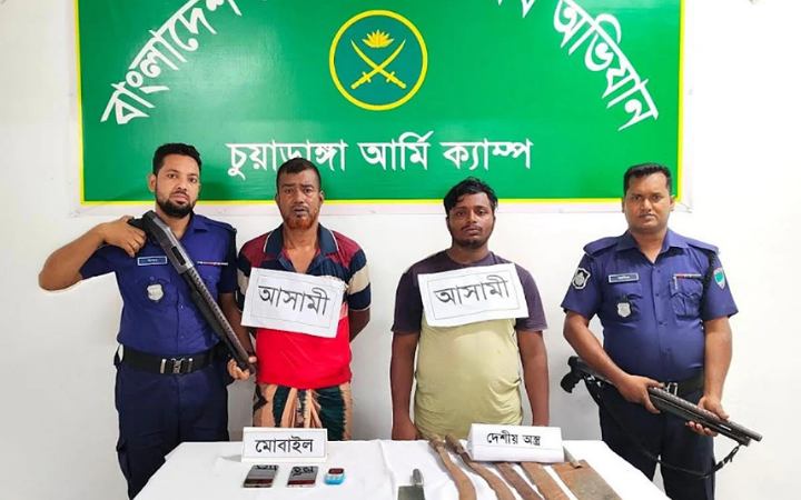 চুয়াডাঙ্গায় সেনাবাহিনীর অভিযানে  দেশীয় অস্ত্রসহ আটক ২