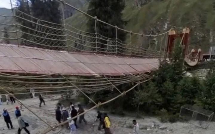 চীনে ঝুলন্ত সেতুর তার ছিঁড়ে ৫ জনের মৃত্যু, আহত ২৪