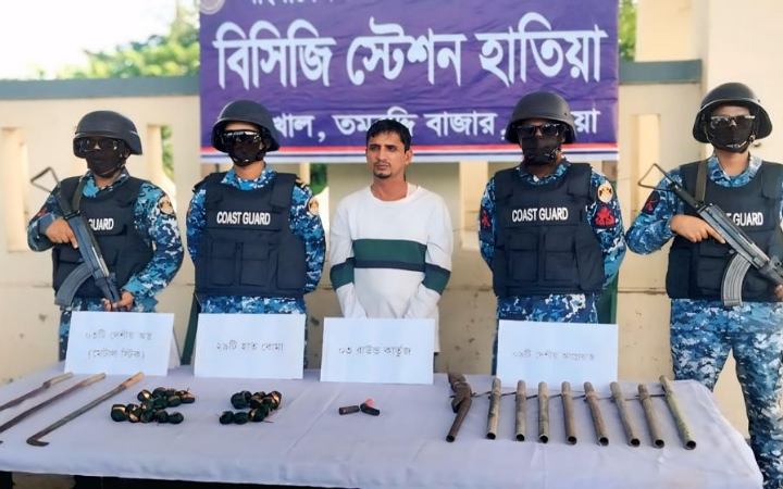 নোয়াখালীতে অস্ত্র ও বিস্ফোরকসহ এক ব্যক্তিকে গ্রেফতার করেছে কোস্টগার্ড