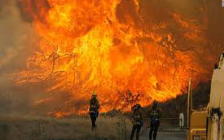ক্যালিফোর্নিয়ায় আবারও ছড়িয়ে পড়ছে দাবানল, ঘরছাড়া হাজারও মানুষ