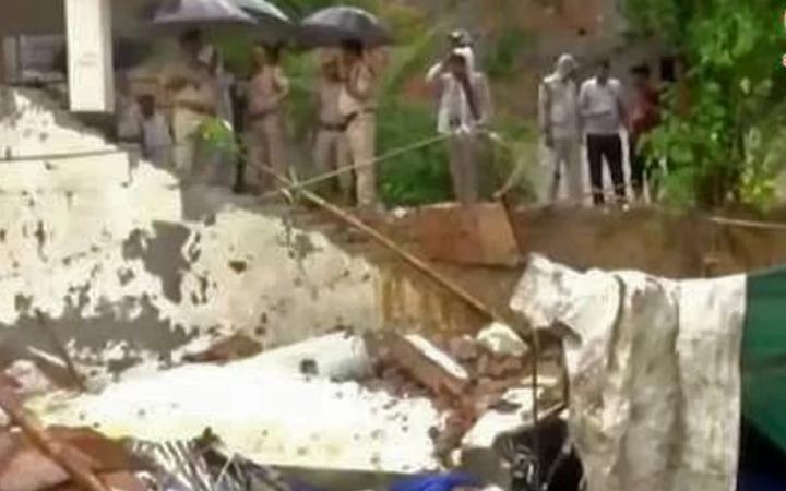 দিল্লিতে মন্দিরের দেয়াল ধসে নিহত ৮