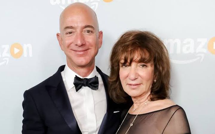 মা হারিয়েছেন অ্যামাজনের প্রতিষ্ঠাতা জেফ বেজোস