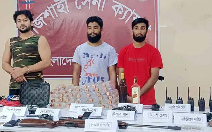 অস্ত্র ও বিস্ফোরক সরঞ্জামসহ আটক ৩
