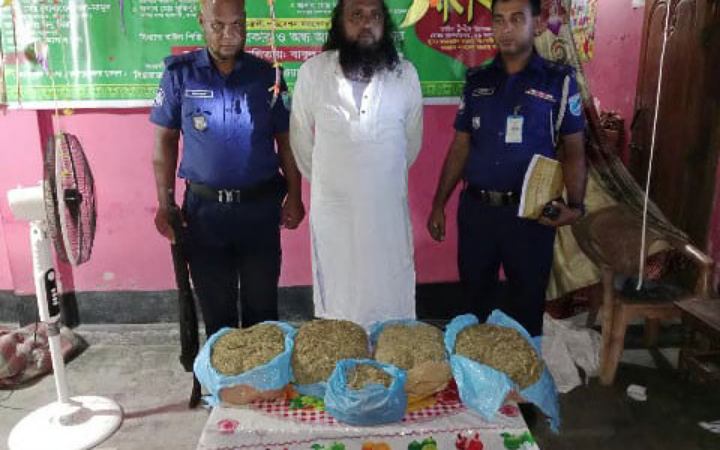 গাঁজা ও দেশীয় অস্ত্রসহ মাদক কারবারি আটক