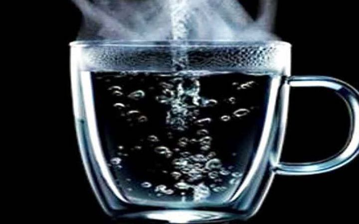 যে সকল কারণে কুসুম গরম পানি পান করবেন