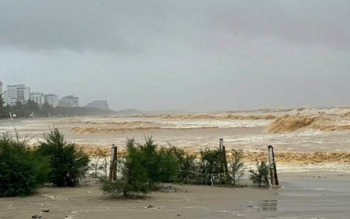 ভিয়েতনামে ধেয়ে যাচ্ছে শক্তিশালী ঘূর্ণিঝড় কাজিকি