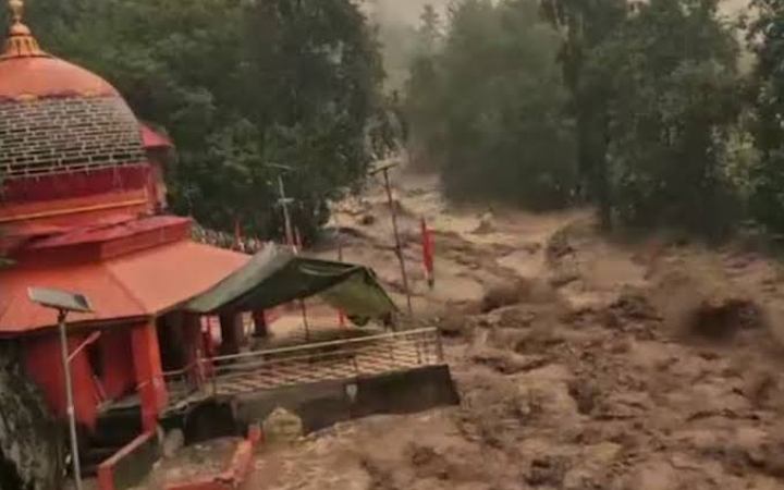 ফের কাশ্মীরে মেঘভাঙা বৃষ্টিতে ভেসে গেলো বহু বাড়ি, নিখোঁজ অনেকে