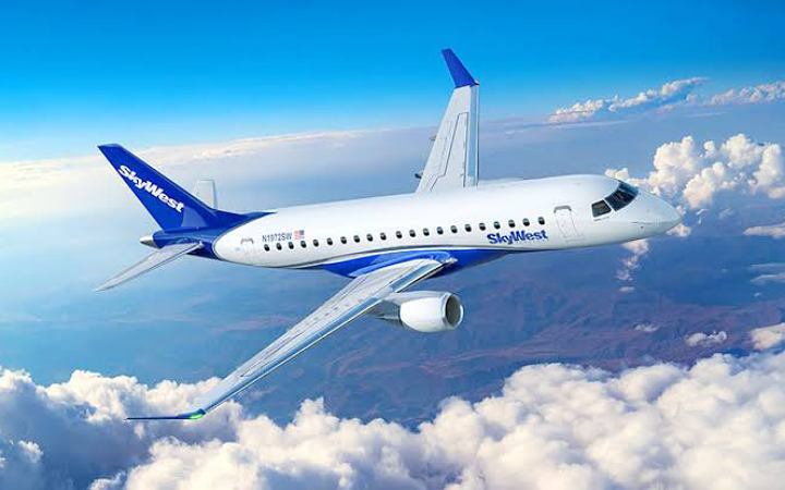 মাঝ আকাশে ৪৪ সেকেন্ডে ৪,৩০০ ফুট নামল বিমান, আহত ২ যাত্রী