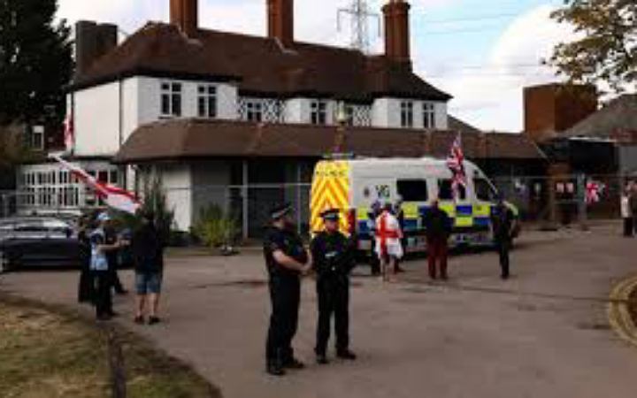 ব্রিটেনে অভিবাসনপ্রত্যাশীদের বিক্ষোভ থেকে গ্রেফতার ৩