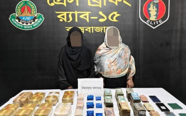 কক্সবাজারে বিপুল পরিমাণ ইয়াবা ও নগদ টাকাসহ ২ নারী কারবারি আটক