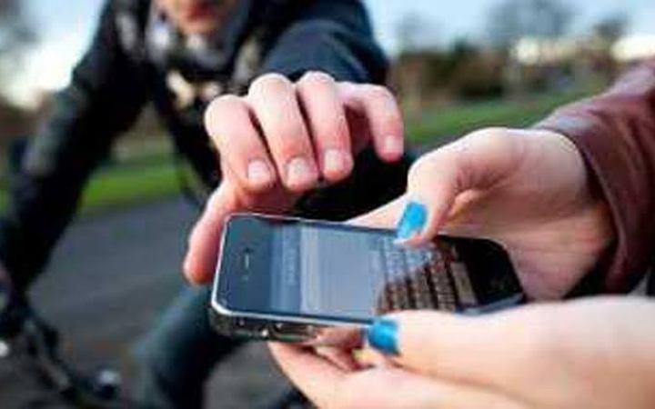 ফোন চুরি ঠেকাতে আপনার করণীয়