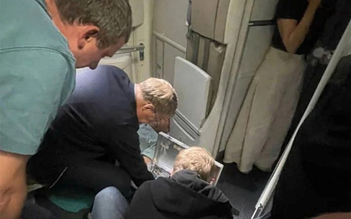 মাঝ আকাশে অসুস্থ যাত্রীকে বাঁচালেন রাশিয়ার স্বাস্থ্যমন্ত্রী