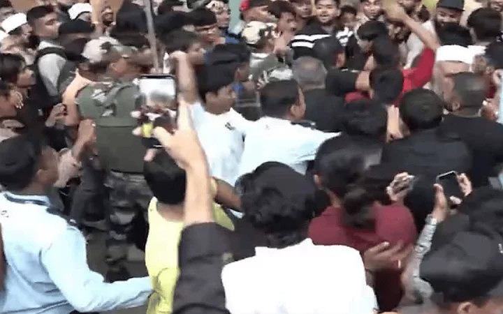 মুম্বাইয়ে আইফোন ১৭ বিক্রির শুরুর দিনে অ্যাপল স্টোরে মারামারি