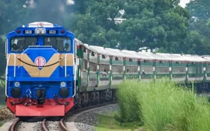 চলন্ত ট্রেন থেকে পড়ে যুবকের মৃত্যু