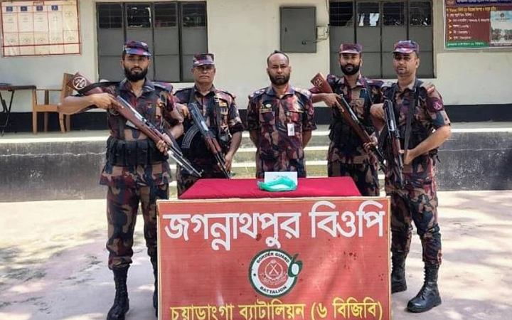 দামুড়হুদা সীমান্তে ৬৫০ গ্রাম দানাদার রুপা জব্দ