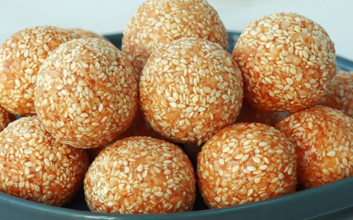 এবার পূজায় চটজলদি তৈরি করুন তিলের নাড়ু