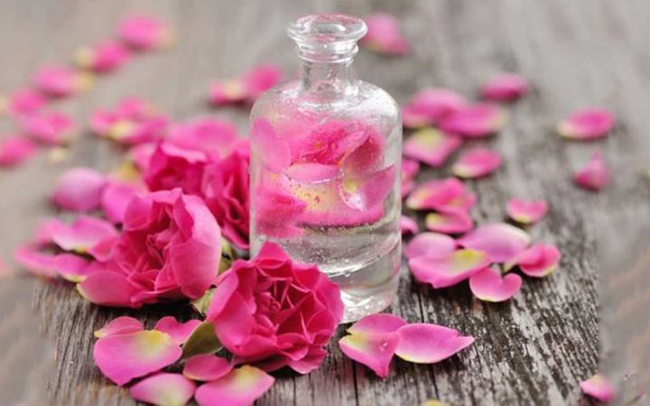 জেনে নিন চুলের যত্নে গোলাপ জলের ব্যবহার