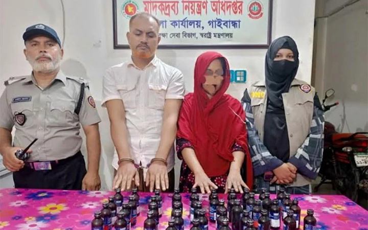 পলাশবাড়ীতে ৪৪ বোতল ফেনসিডিলসহ আটক ৩