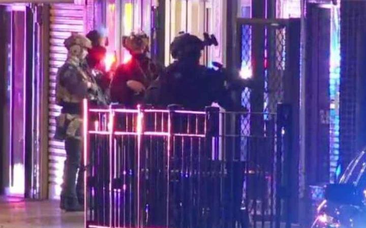 সিডনিতে বন্দুকধারীর হামলায় বহু মানুষ আহত