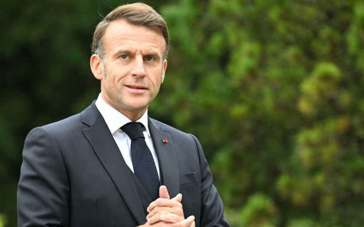 অস্থির ফ্রান্সে ৪৮ ঘণ্টার মধ্যে নতুন প্রধানমন্ত্রী নিয়োগ দেবেন ম্যাক্রোঁ