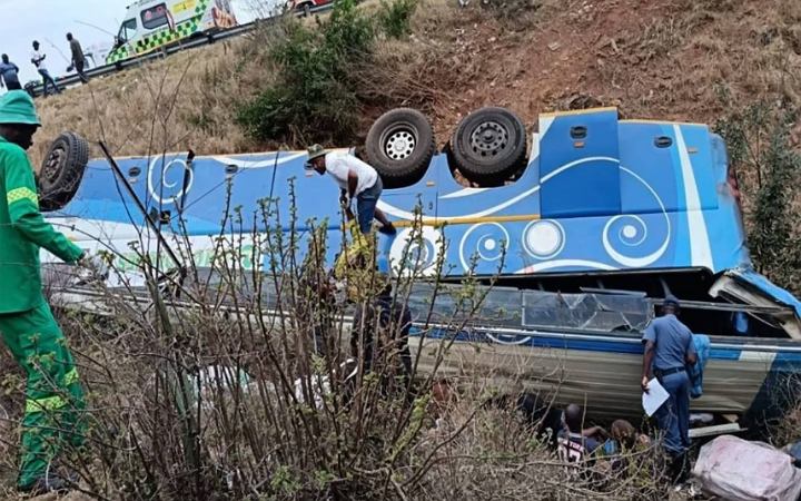 দক্ষিণ আফ্রিকায় যাত্রীবাহী বাস খাদে পড়ে নিহত ৪২