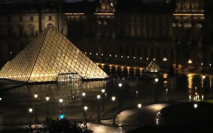 ল্যুভর মিউজিয়াম থেকে সোনার ৯ আইটেম নিয়ে গেছে ডাকাতরা