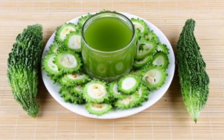 চুলপড়া বন্ধ ও খুশকি দূর করতে করলার ব্যবহার