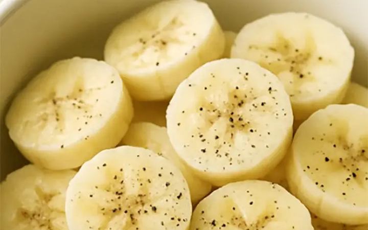 পাকা কলার উপরে গোলমরিচের গুঁড়া ছড়িয়ে খেলে কী হয় ?