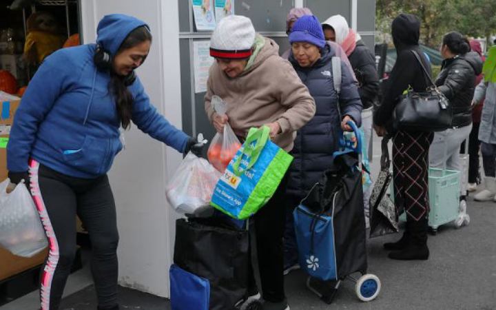 যুক্তরাষ্ট্রে শাটডাউনের মধ্যেও খাদ্য সহায়তা দিতে আদালতের নির্দেশ