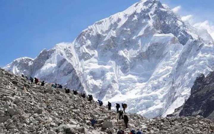 এভারেস্টে টানা তুষারপাত, আটকা পড়েছেন শতাধিক পর্যটক