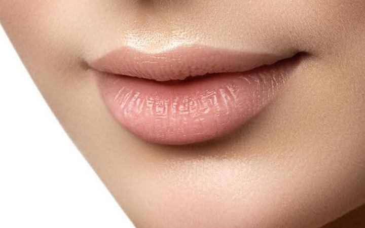 জেনে নিন কিভাবে শীতের শুরুতে ঠোঁটের যত্ন নিবেন