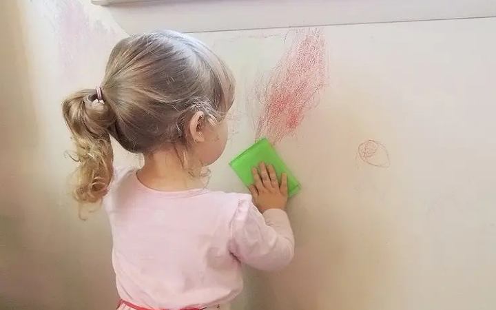 জেনে নিন দেয়ালের দাগ দূর করার সহজ উপায়